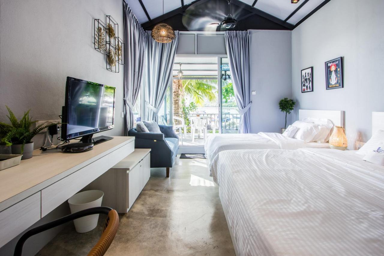 Beachboy Chalet By The Beach Bukit Lada 外观 照片