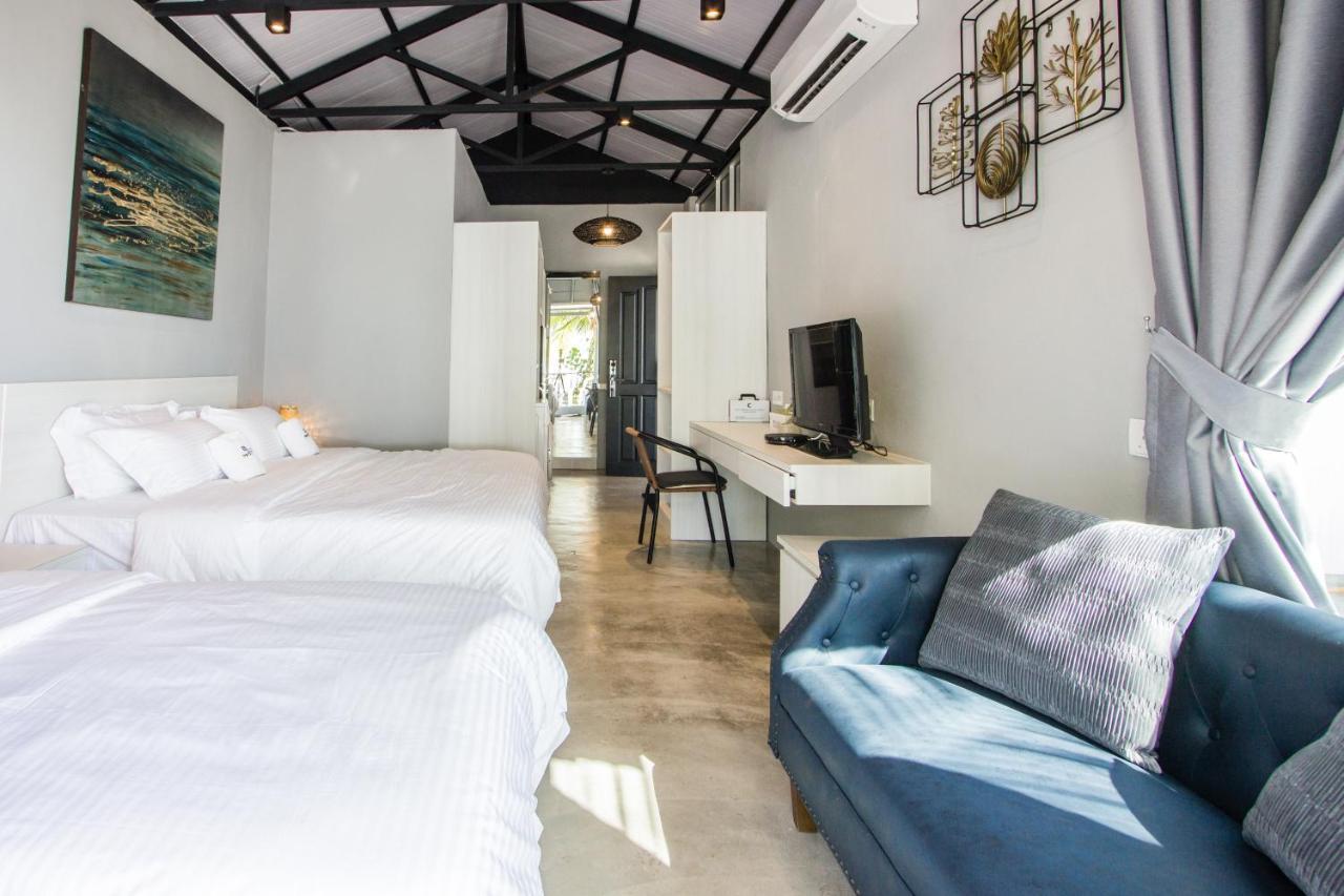 Beachboy Chalet By The Beach Bukit Lada 外观 照片