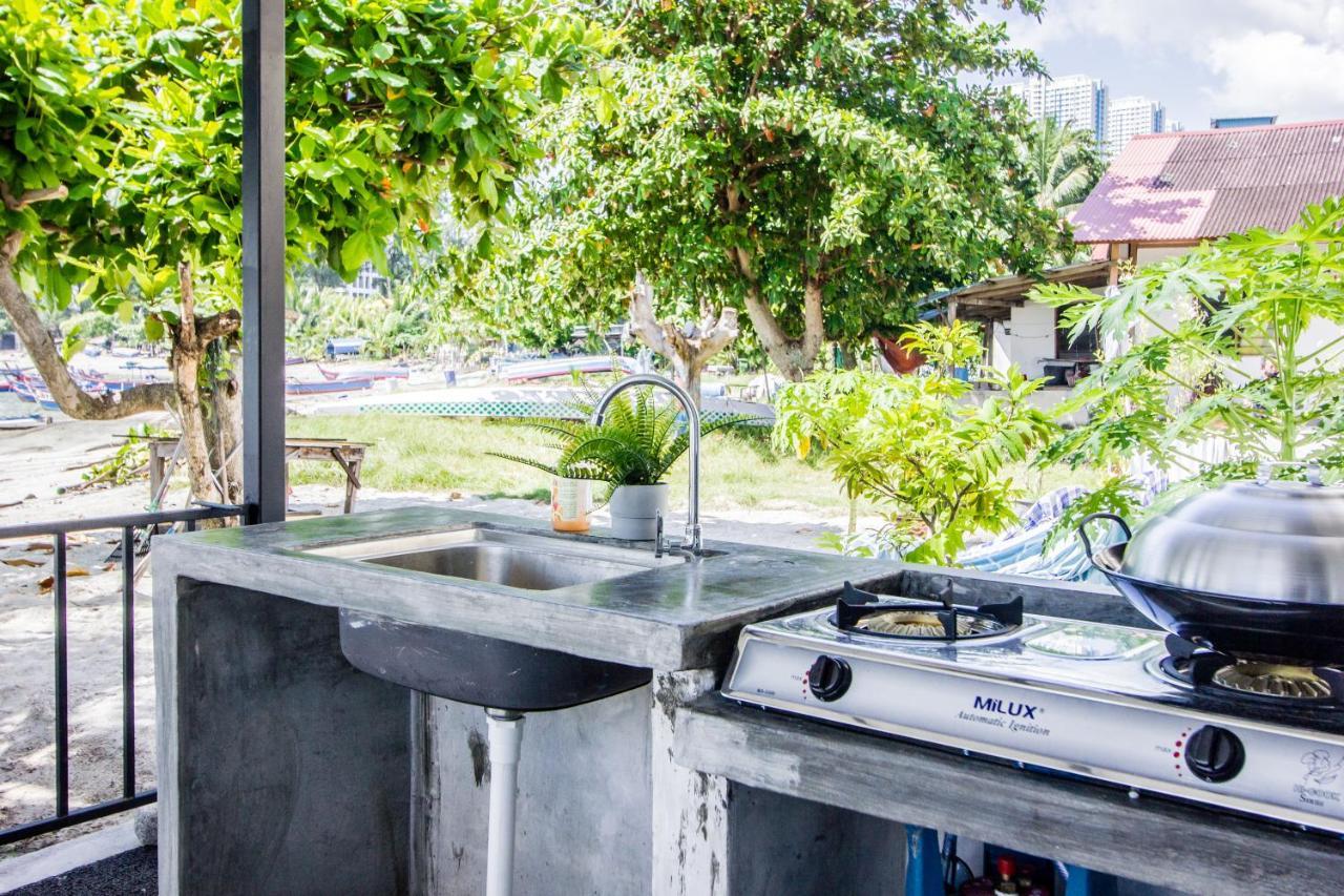 Beachboy Chalet By The Beach Bukit Lada 外观 照片