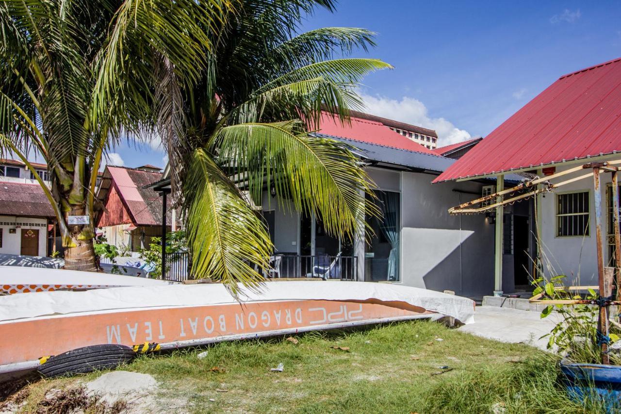 Beachboy Chalet By The Beach Bukit Lada 外观 照片